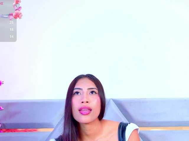 YesyHills live cam on BongaCams