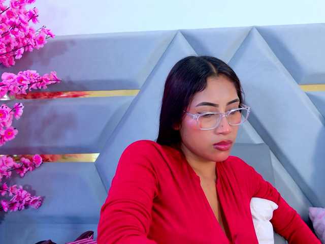 YesyHills live cam on BongaCams