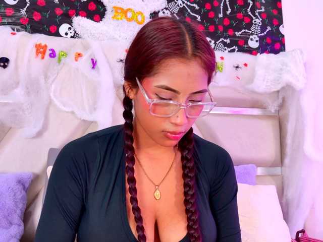YesyHills live cam on BongaCams