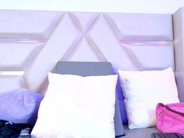 YesyHills live cam on BongaCams