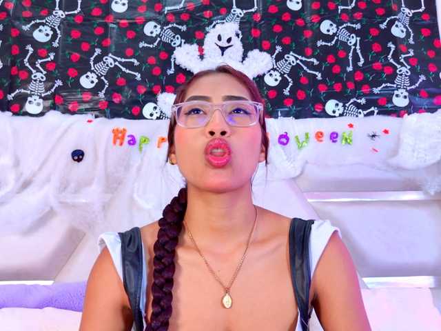YesyHills live cam on BongaCams