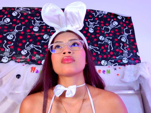 YesyHills live cam on BongaCams
