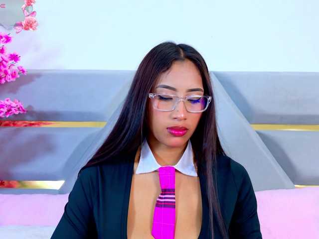 YesyHills live cam on BongaCams