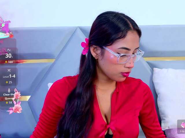 YesyHills live cam on BongaCams
