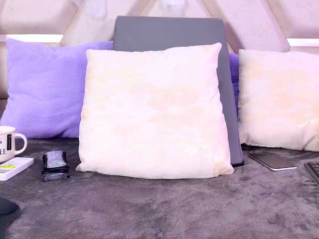 YesyHills live cam on BongaCams