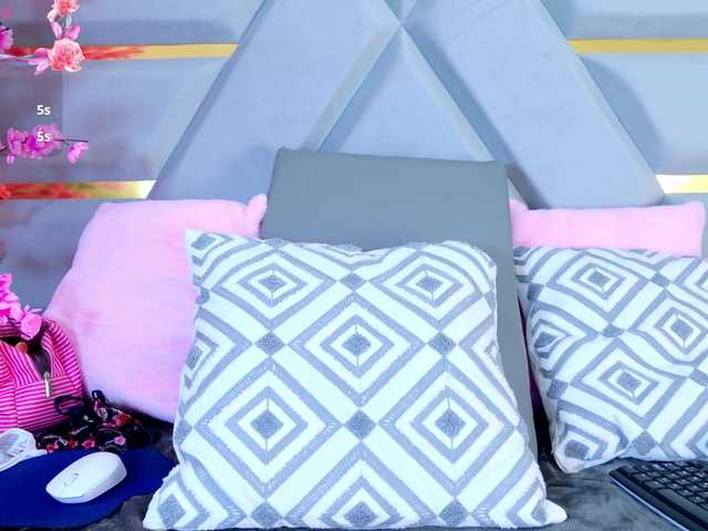 YesyHills live cam on BongaCams
