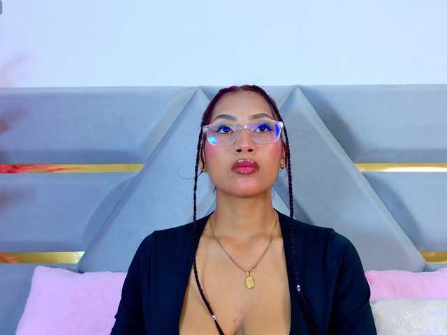 YesyHills live cam on BongaCams