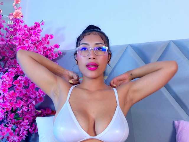 YesyHills live cam on BongaCams