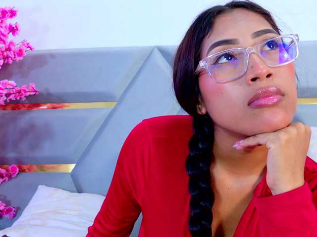 YesyHills live cam on BongaCams