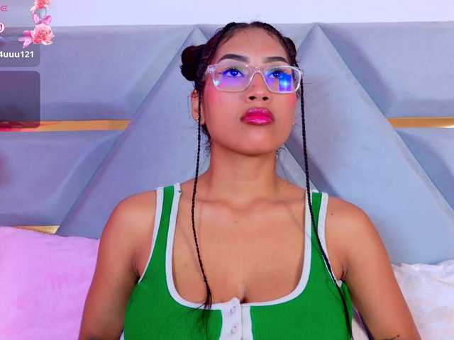 YesyHills live cam on BongaCams