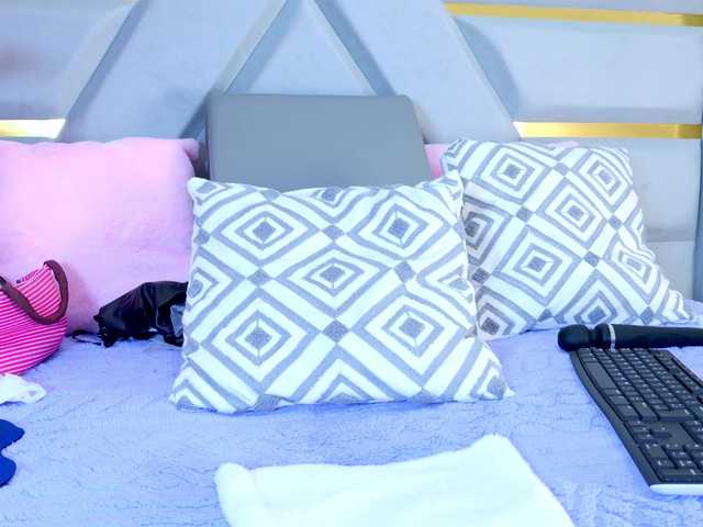 YesyHills live cam on BongaCams
