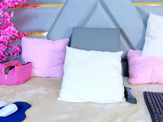 YesyHills live cam on BongaCams