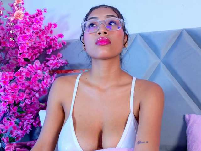 YesyHills live cam on BongaCams