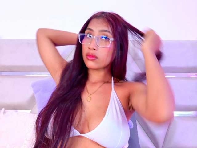 YesyHills live cam on BongaCams