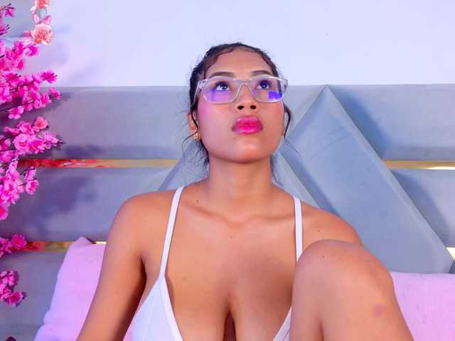 YesyHills live cam on BongaCams