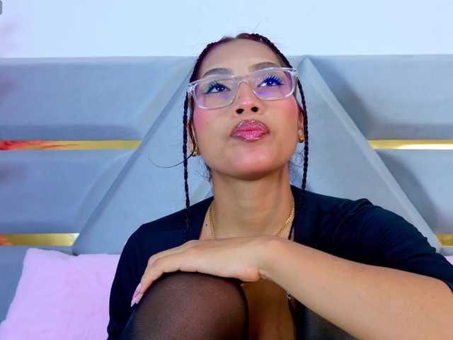 YesyHills live cam on BongaCams