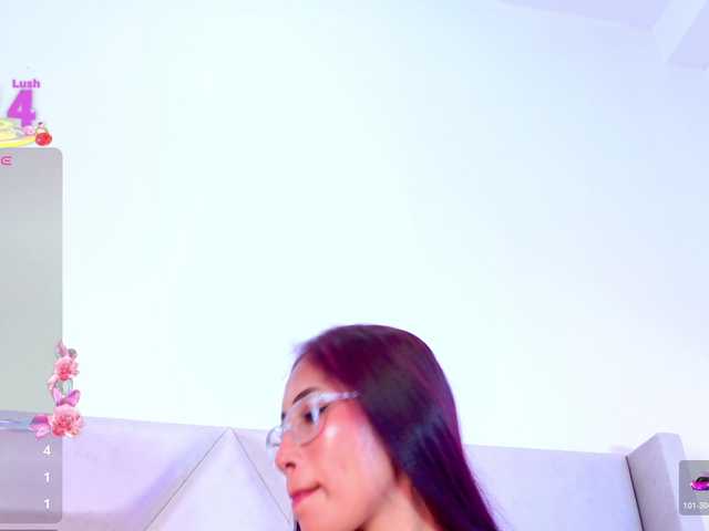 YesyHills — live female cam