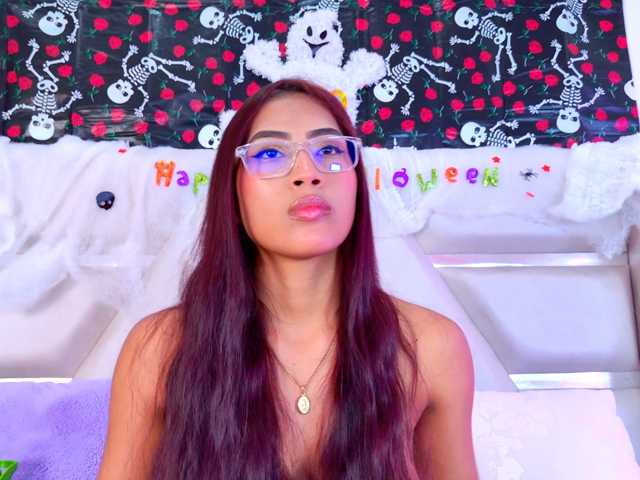 YesyHills live cam on BongaCams