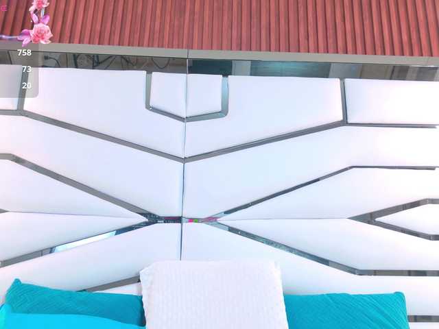 YesyHills live cam on BongaCams