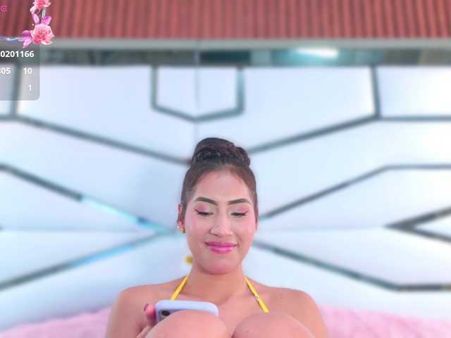 YesyHills live cam on BongaCams