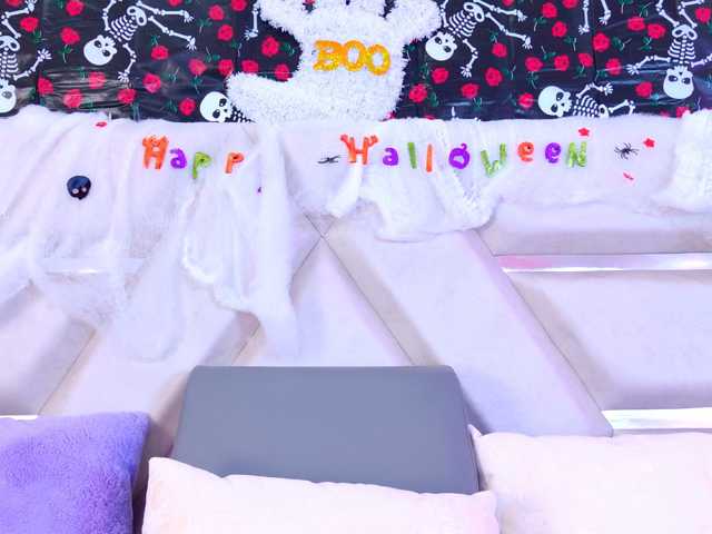 YesyHills live cam on BongaCams