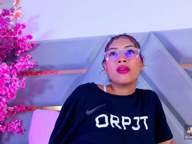 YesyHills live cam on BongaCams