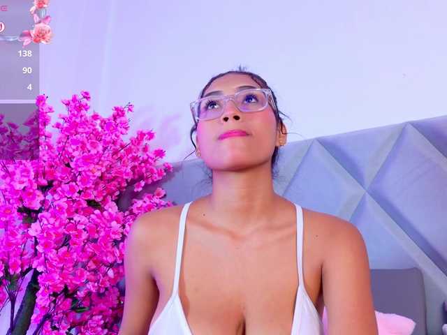 YesyHills live cam on BongaCams