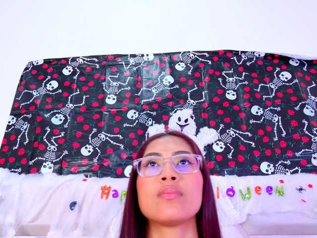 YesyHills live cam on BongaCams