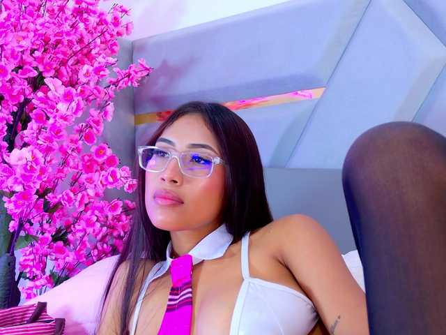 YesyHills live cam on BongaCams