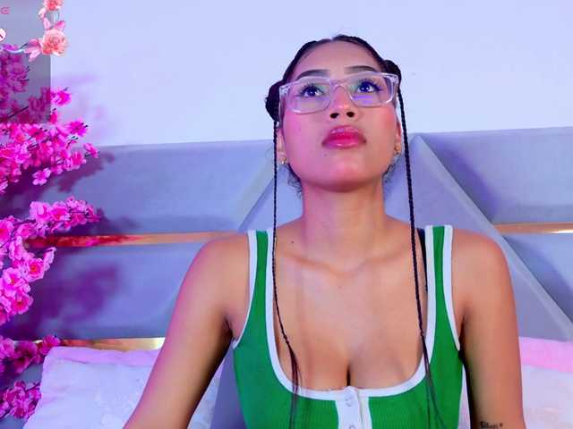 YesyHills live cam on BongaCams