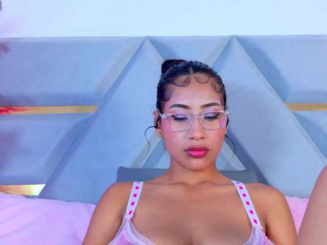 YesyHills live cam on BongaCams