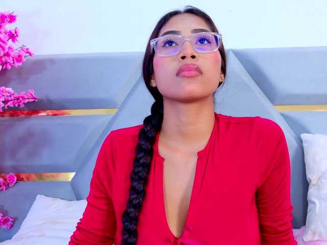 YesyHills live cam on BongaCams