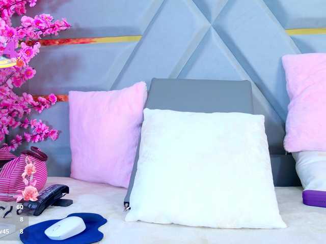 YesyHills live cam on BongaCams