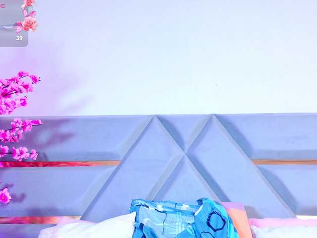 YesyHills live webcam show