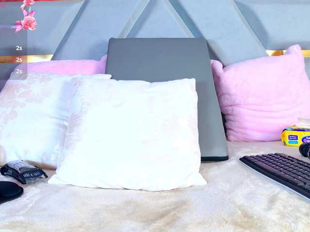 YesyHills live cam on BongaCams