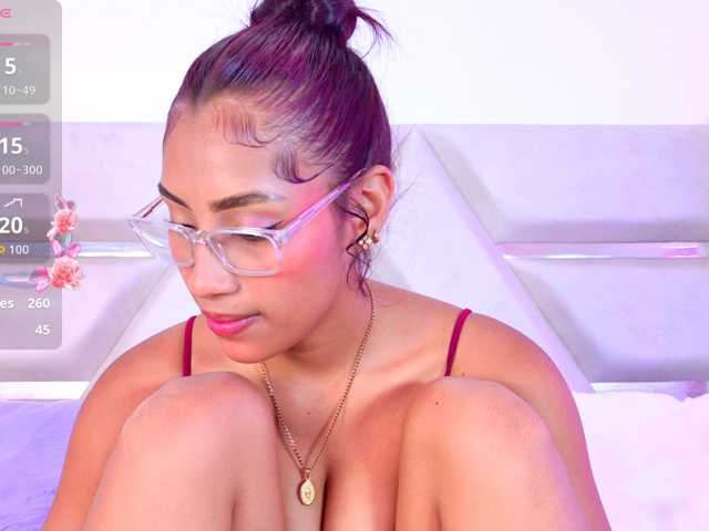 YesyHills live cam on BongaCams