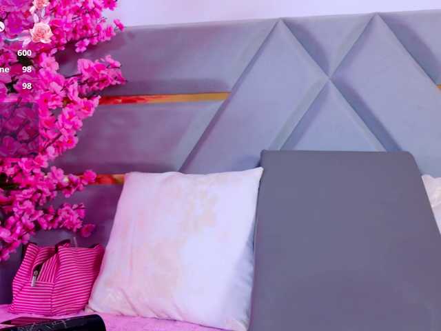 YesyHills live cam on BongaCams