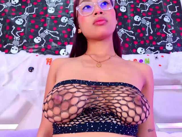 YesyHills live cam on BongaCams