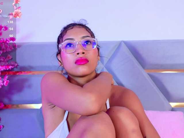 YesyHills live cam on BongaCams