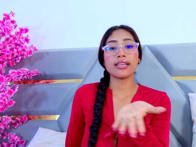 YesyHills live cam on BongaCams