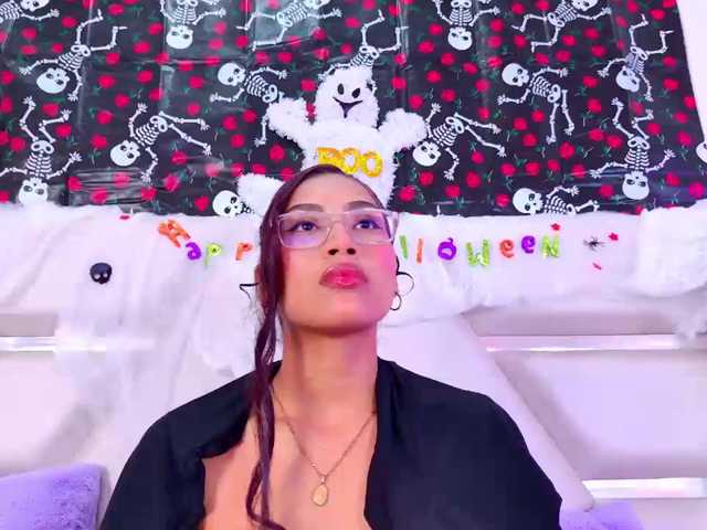 YesyHills live cam on BongaCams