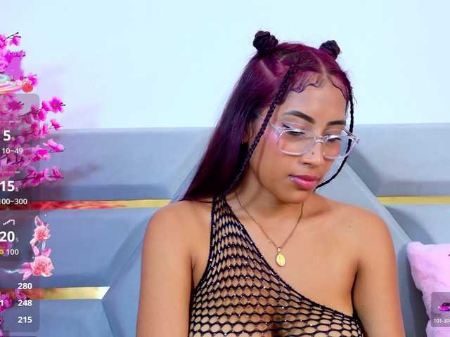 YesyHills live cam on BongaCams