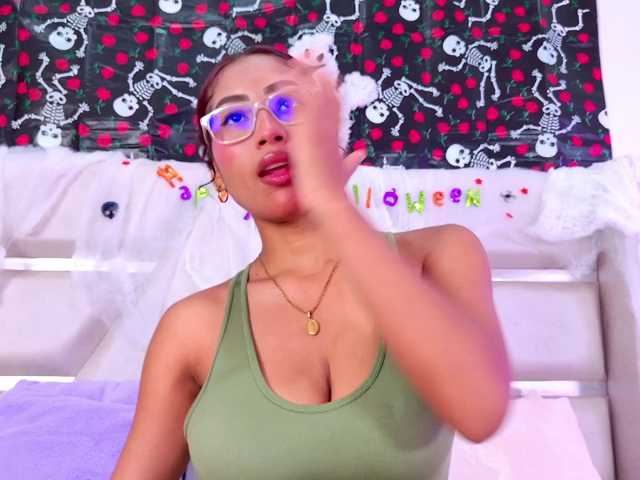 YesyHills live cam on BongaCams