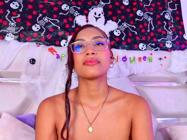 YesyHills live cam on BongaCams