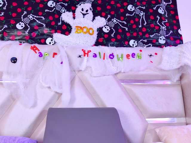YesyHills live cam on BongaCams