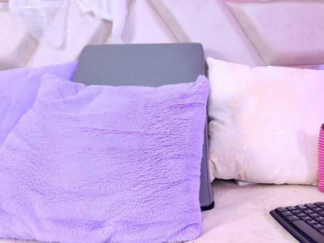 YesyHills live cam on BongaCams