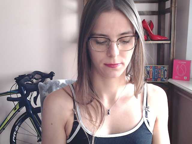 MegiKiss live cam preview