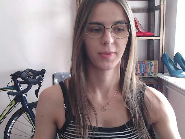 le modèle MegiKiss est en webcam porno dans un show sur le site bongacams, il possède les tags suivants: White/Caucasian,Brunette,Shaved