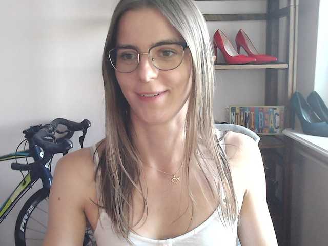 megikiss live sex show