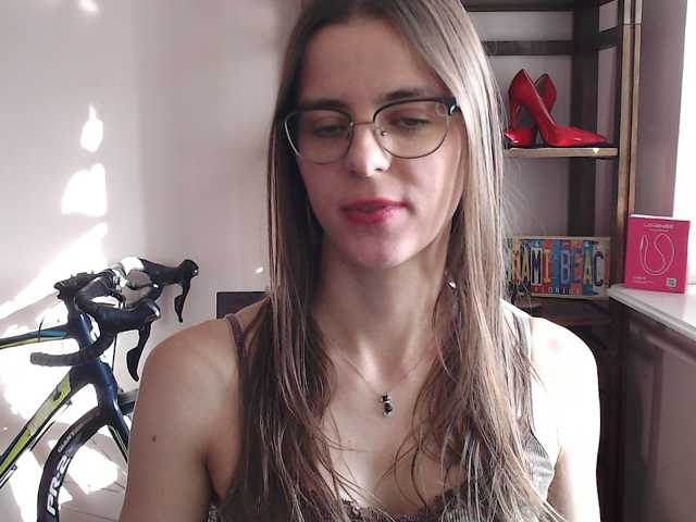 MegiKiss live cam preview